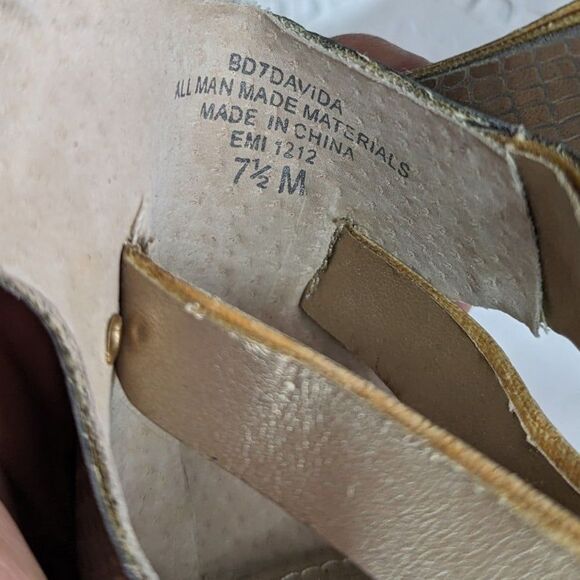 Bandolino Size 7.5 Gold T Strap Sandals - Picture 6 of 6